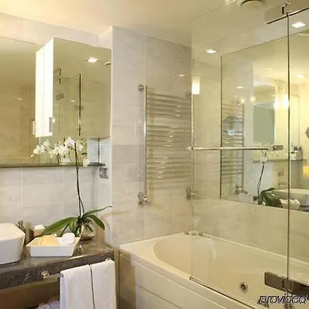 豪斯兹特级套房公寓 4*