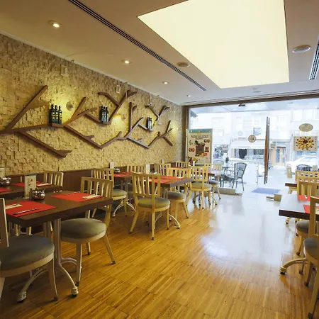 豪斯兹特级套房公寓 4*